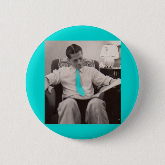 reading the paper 6 cm round badge (Front)