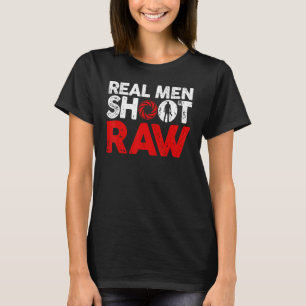 Real men shoot raw Photography cameraman photogra T-Shirt