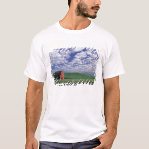 Red barn in wheat & barley field in Whitman T-Shirt