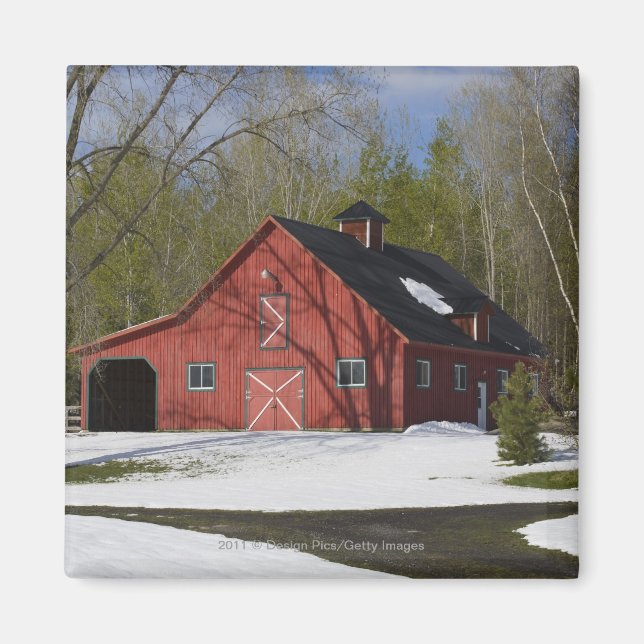 Red Barn In Winter Magnet (Front)
