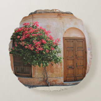 RED PETAL FLOWER ON CONCRETE WALL ROUND CUSHION