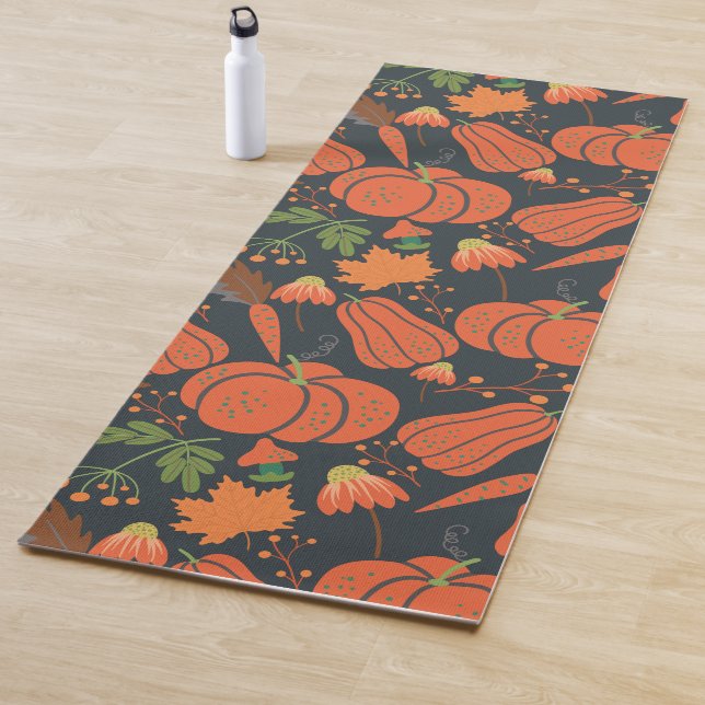 Red pumpkin seamless pattern and carrots yoga mat (In Situ)