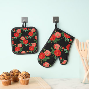 Red roses, black background, oven mitt & pot holder set
