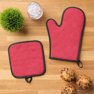 Red textured background with swirling pattern oven mitt & pot holder set