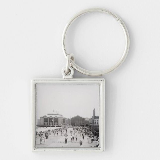 Resort tourists on esplanade key ring (Front)