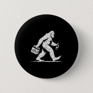 Retro Bigfoot Drinking Beer – Funny Sasquatch 6 Cm Round Badge