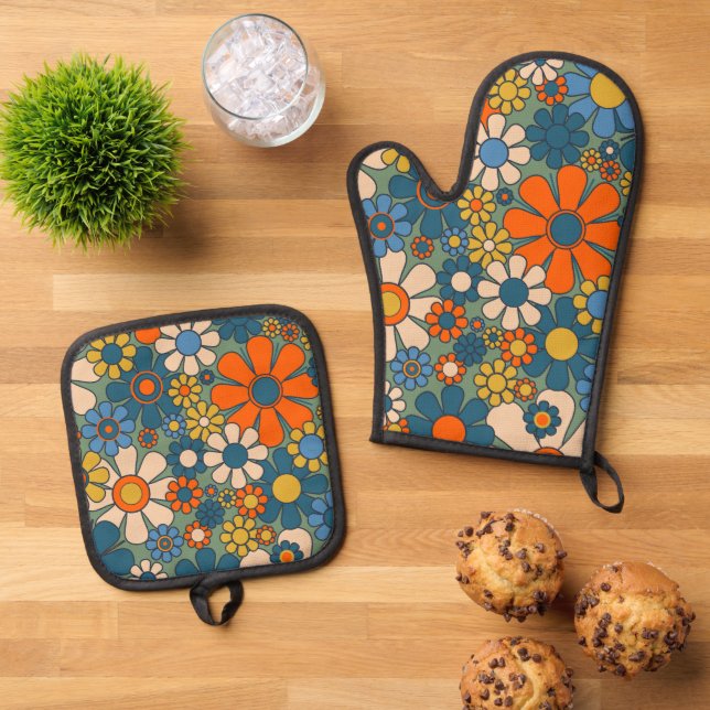 Retro Floral Pattern 60s 70s Aesthetic Oven Mitt & Pot Holder Set (Top Down)