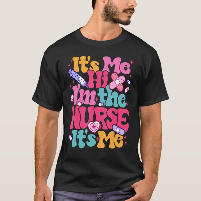 Retro Groovy Its Me Hi Im The Nurse Its Me  Mens W T-Shirt (Front)