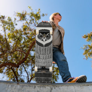 Retro Owl Skateboard Art – Bold & Timeless Design