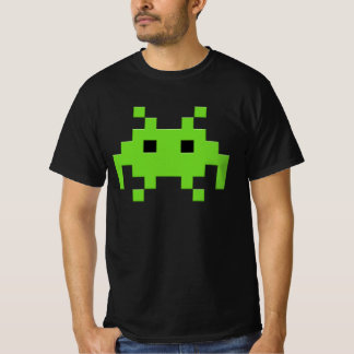 Retro Pixel Alien T-Shirt – Classic Arcade Gamer T