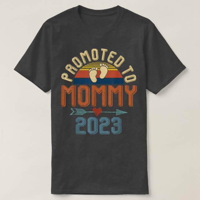 Retro Promoted to Mummy 2023 First Time Mummy Gend T-Shirt (Design Front)