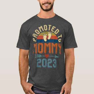 Retro Promoted to Mummy 2023 First Time Mummy Gend T-Shirt