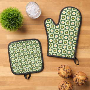 Retro Sage Green and Cream Daisy Chequerboard Oven Mitt & Pot Holder Set