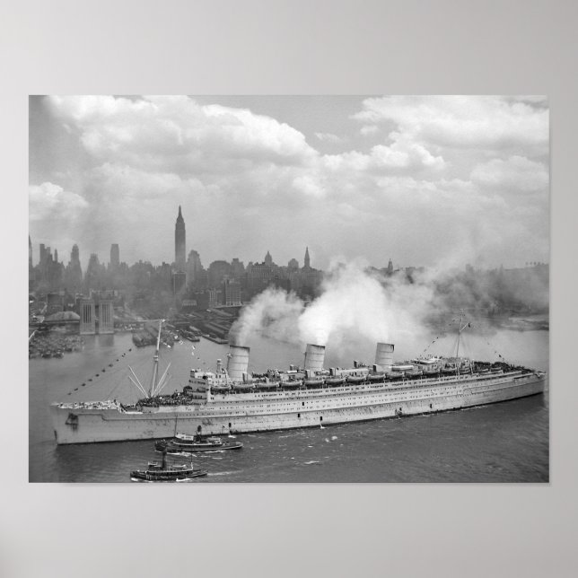 RMS Queen Mary Arriving In New York Harbour Poster (Front)