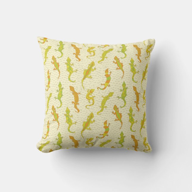 Rock Climbing Geckos on yellow - seamless pattern. Cushion (Front)