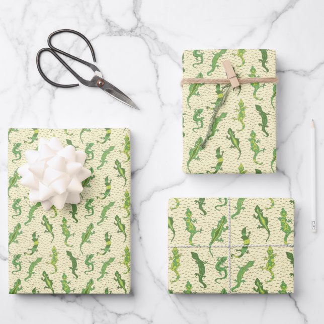 Rock Climbing Geckos on yellow - seamless pattern. Wrapping Paper Sheet (Front)