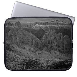 ROCK FORMATION IN GRAYSCALE PHOTO LAPTOP SLEEVE