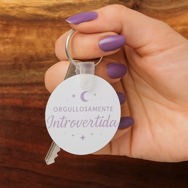 Roundworm "Orglosely introverted" Key Ring (Una mano de mujer con sus uñas pintadas de morado cogiendo unas llaves con su llavero favorito.)