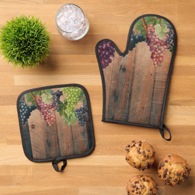 Rustic Vineyard Wood & Grapes Oven Mitt & Pot Holder Set (Top Down)