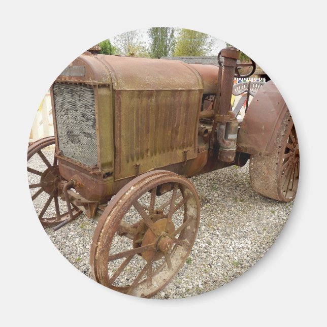 Rusty vintage tractor magnet (Front)