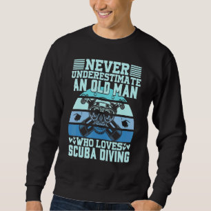 Scuba Diving Never Underestimate An Old Man Tauche Sweatshirt