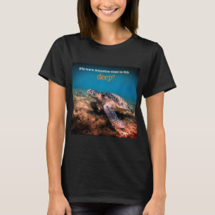 Sea turtle relaxing underwater T-Shirt