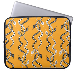 Seamless background of creeping decorative snakes laptop sleeve