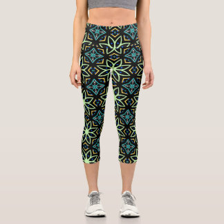 Seamless Floral Symmetrical Pattern Capri Leggings