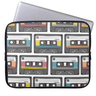 Seamless pattern with retro cassette tapes in dood laptop sleeve