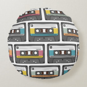 Seamless pattern with retro cassette tapes in dood round cushion