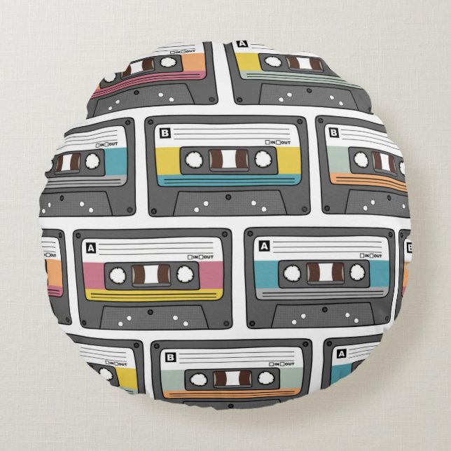 Seamless pattern with retro cassette tapes in dood round cushion (Front)