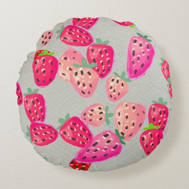 Seamless pattern with ripe strawberry. Hand drawn  Round Cushion (Front)