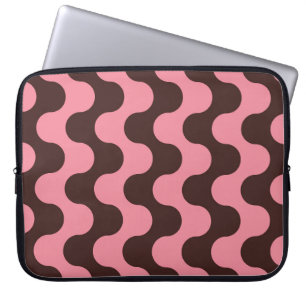Seamless pattern with wavy stripes in retro style. laptop sleeve