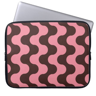 Seamless pattern with wavy stripes in retro style. laptop sleeve