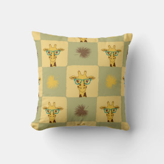 Seamless tropical pattern with giraffe and palm le cushion