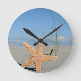 Seestern am Strand Round Clock