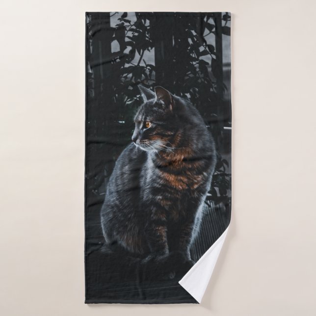 SELECTIVE FOCUS OF SILVER TABBY CAT BATH TOWEL (Bath Towel)