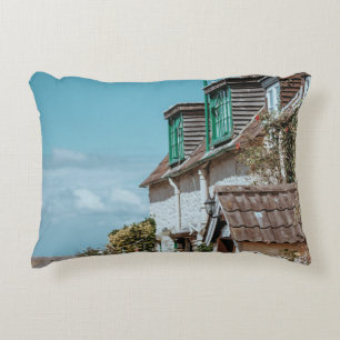 SELECTIVE FOCUS PHOTOGRAPHY OF WHITE AND BROWN CON DECORATIVE CUSHION