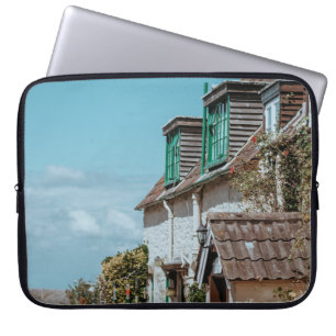 SELECTIVE FOCUS PHOTOGRAPHY OF WHITE AND BROWN CON LAPTOP SLEEVE