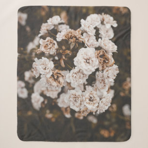 SELECTIVE FOCUS PHOTOGRAPHY OF WHITE PETALED FLOWE SHERPA BLANKET
