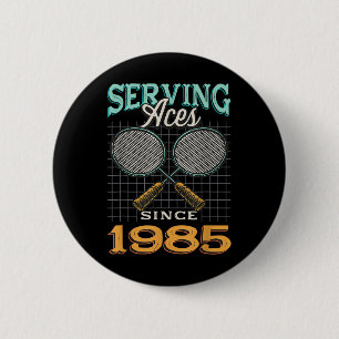 Serving Aces Since 1985 Badminton Lover 40th Birth 6 Cm Round Badge