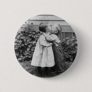 She gets the penny, He gets the kiss 6 Cm Round Badge