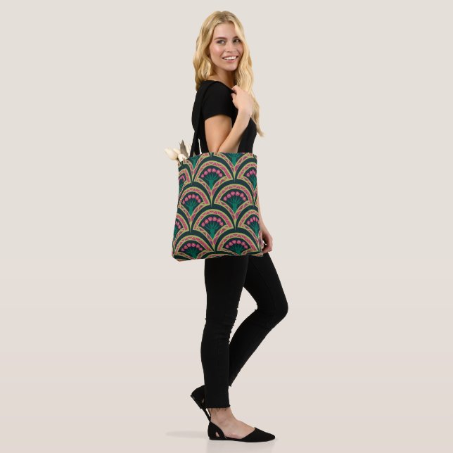 shell shaped green pattern tote bag (On Model)
