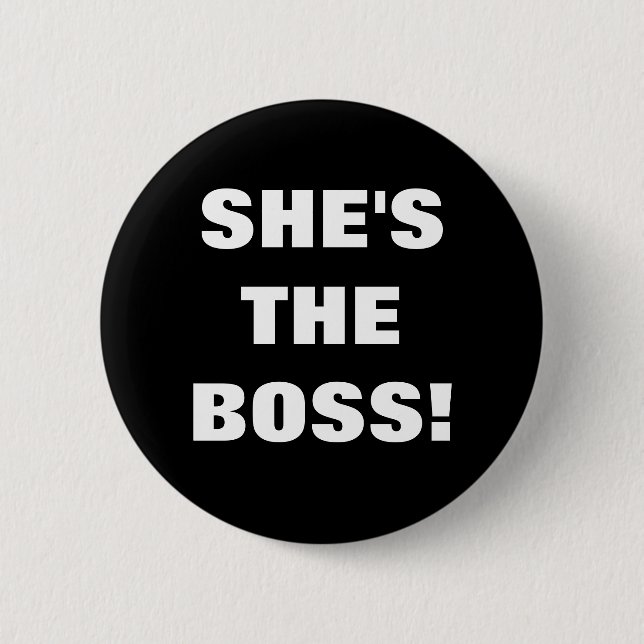 SHE'S THE BOSS! 6 CM ROUND BADGE (Front)