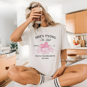She's tying the knot pink bow Bachelorette party T-Shirt