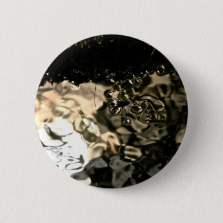 SHIMMERING WATER WITH INSECT 6 CM ROUND BADGE