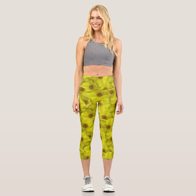 Shrubby Cinquefoil Seamless Pattern Capri Leggings (Front)