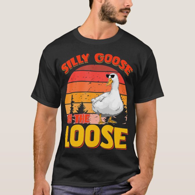 Silly Goose On The Loose Funny Puns Retro Goose bi T-Shirt (Front)