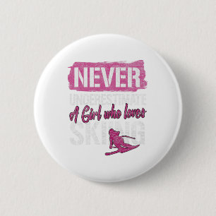 Ski Lovers Never Underestimate A Girl Who Loves Sk 6 Cm Round Badge