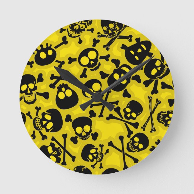 Skull & Crossbones Pattern Round Clock (Front)